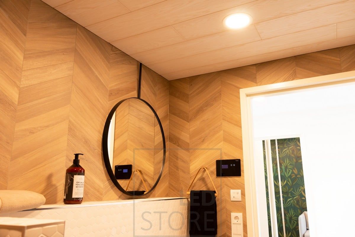 The modern plafond pleasantly illuminates the bathroom with even light, and thanks to its minimalist design it does not draw too much attention. Ledstore.fi
